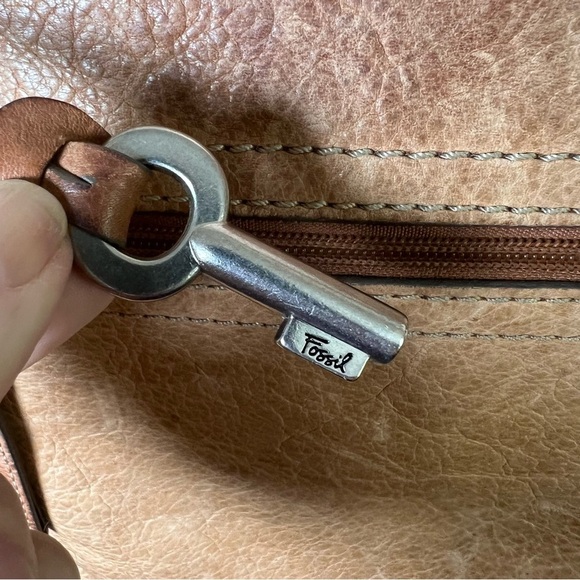 VTG FOSSIL Genuine Leather Brown Crossbody Bag Tan Satchel Zip-Top Key Charm Y2K - Picture 13 of 14